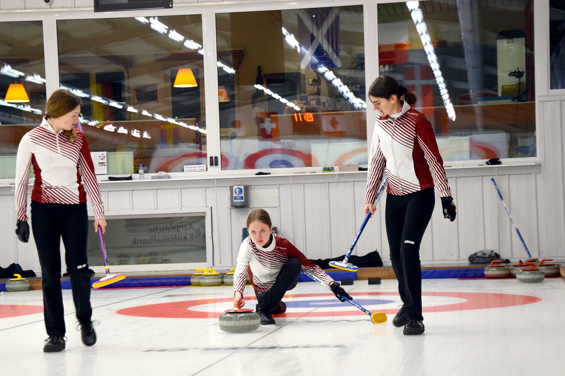 Curling: Volle Konzentration bei der Steinabgabe 