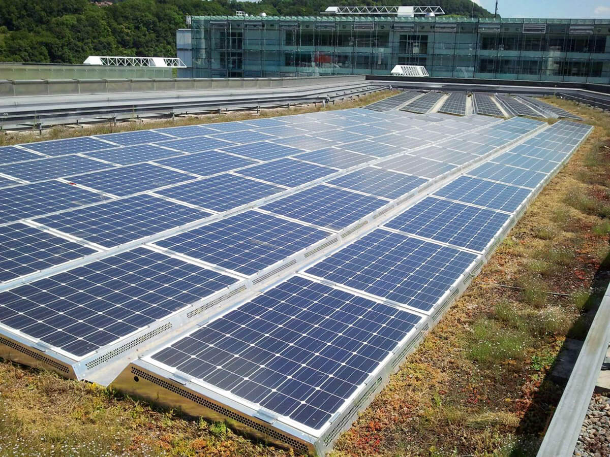 Photovoltaikanlage auf dem Dach des ABB Power Towers 